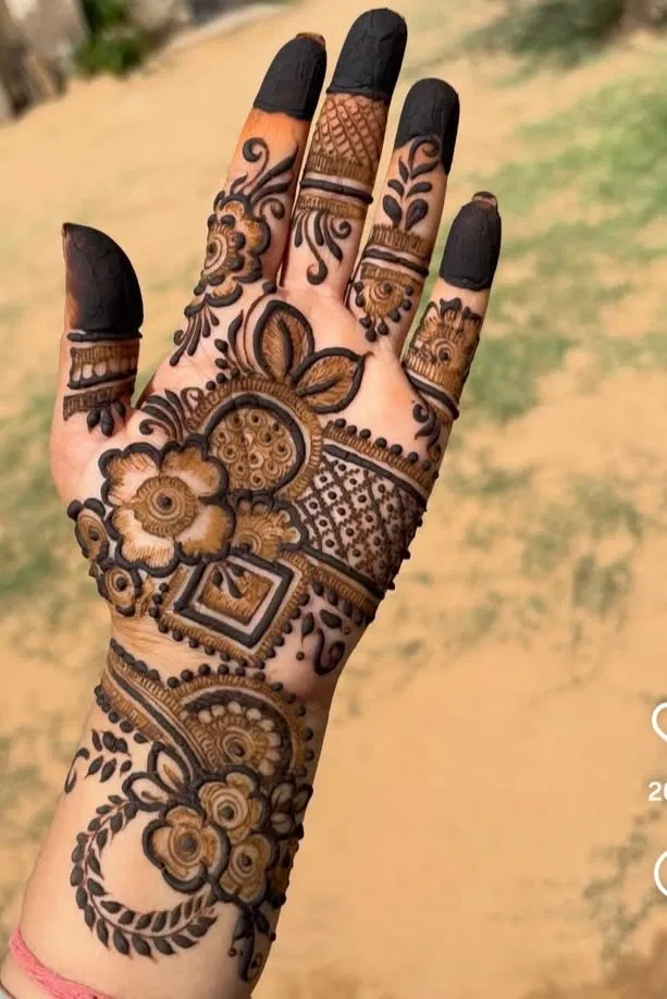 Arabic Bridal Front Hand Mehndi Design with Gol Tikki for Engagement (3)