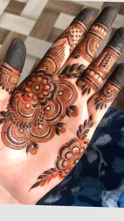 aesthetic arabic circle front hand mehndi design
