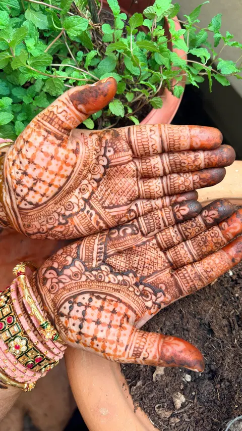 back hand mehndi design
