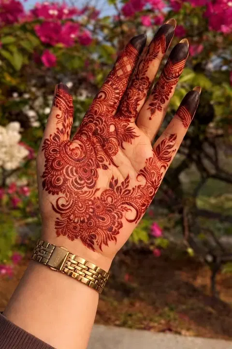 aesthetic arabic circle front hand mehndi design