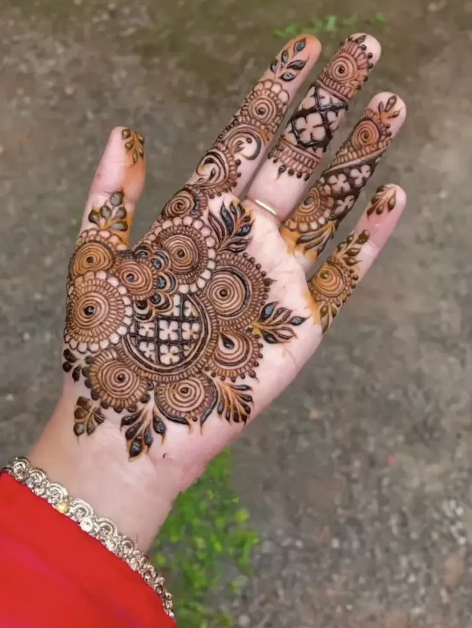 Aesthetic Arabic Front Hand Mehndi Design with Gol Tikki for Diwali (9)