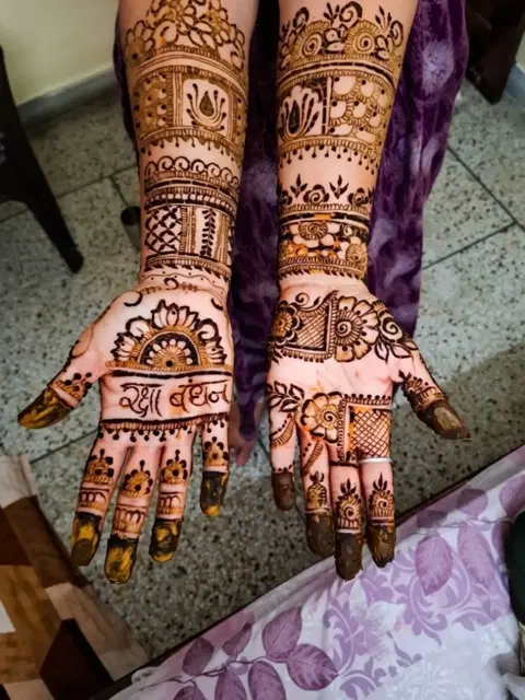 front hand mehndi design