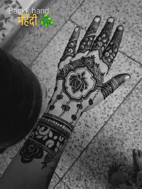 back hand mehndi design