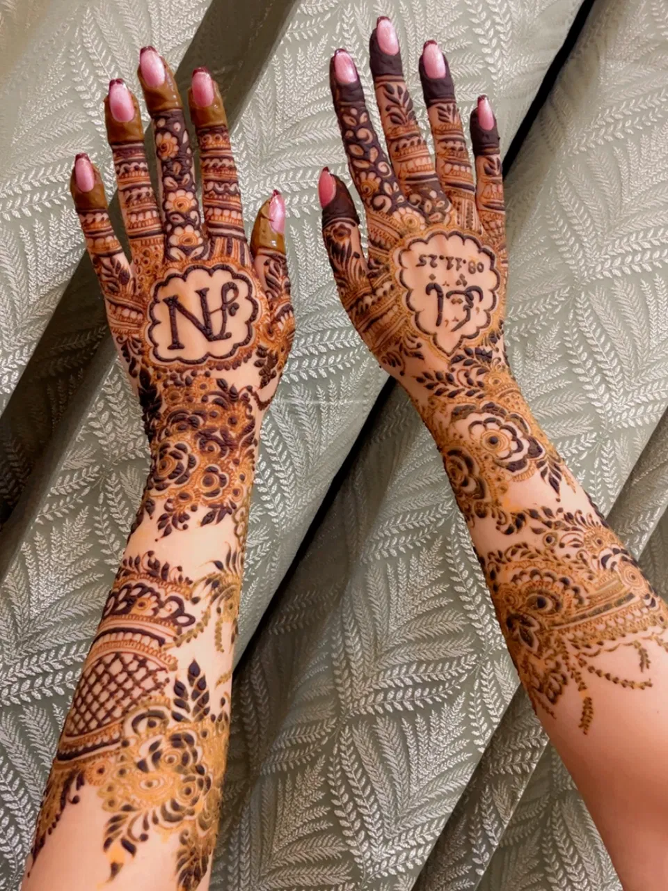 Bridal Front Hand Mehndi Design with Figures and Jaal (10)