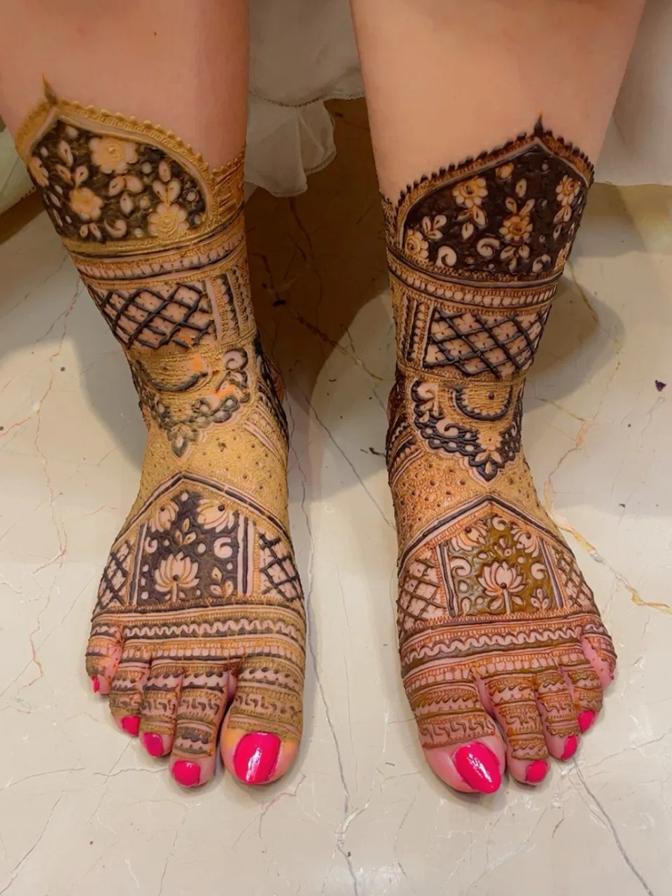 Bridal Foot Mehndi Design with Figures