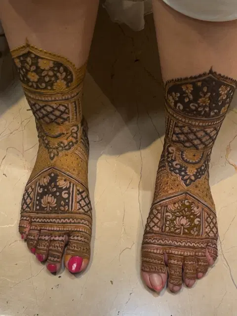 bridal figure foot mehndi design