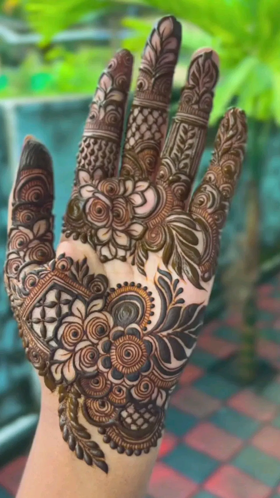 Arabic Bridal Finger Mehndi Design with Bel and Gol Tikki