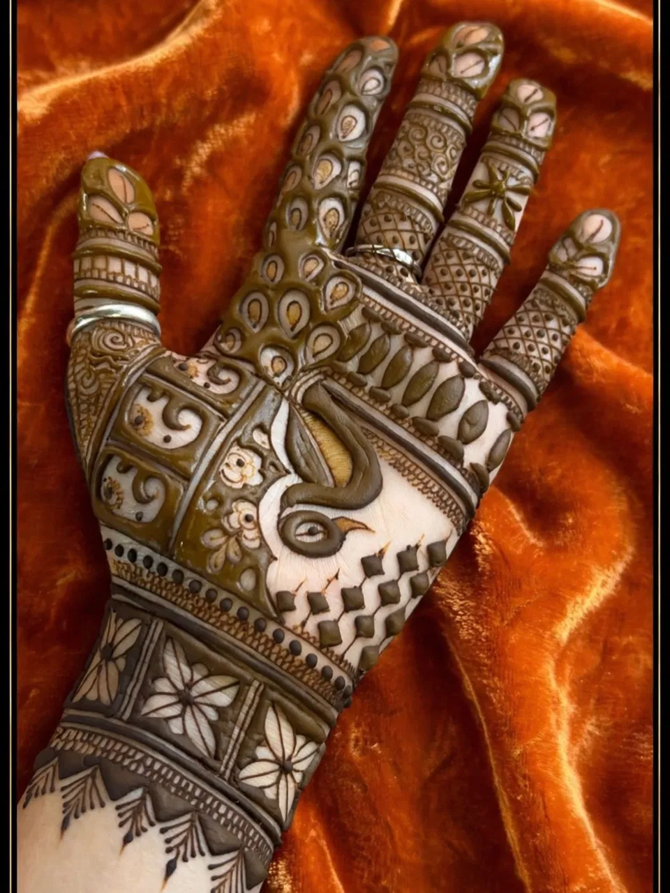 Back Hand Mehndi Design