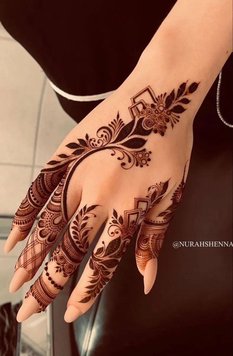 Aesthetic Arabic Back Hand Mehndi Design with Flowers (14)