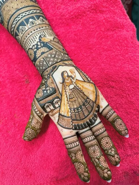 bridal figure front hand mehndi design