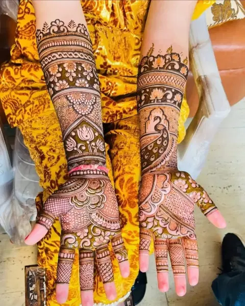 figure front hand mehndi design