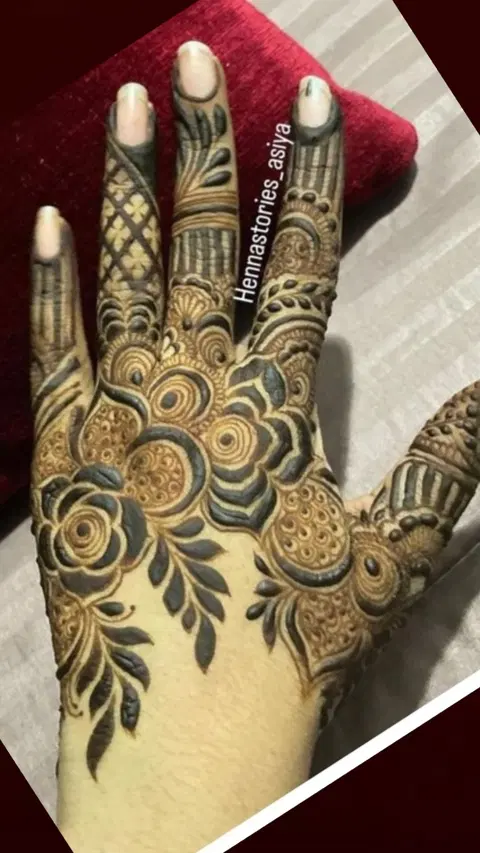 aesthetic arabic name back hand mehndi design
