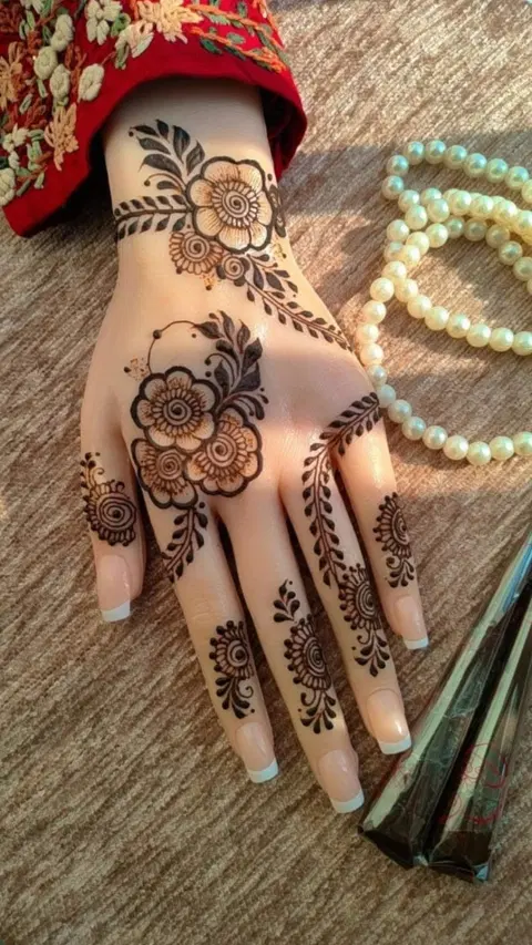 aesthetic arabic circle back hand mehndi design