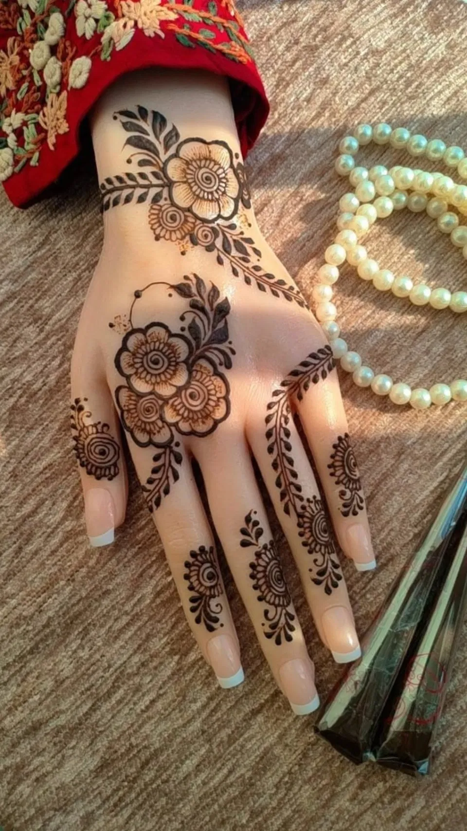 Aesthetic Arabic Back Hand Mehndi Design with Gol Tikki and Flowers for Eid (23)