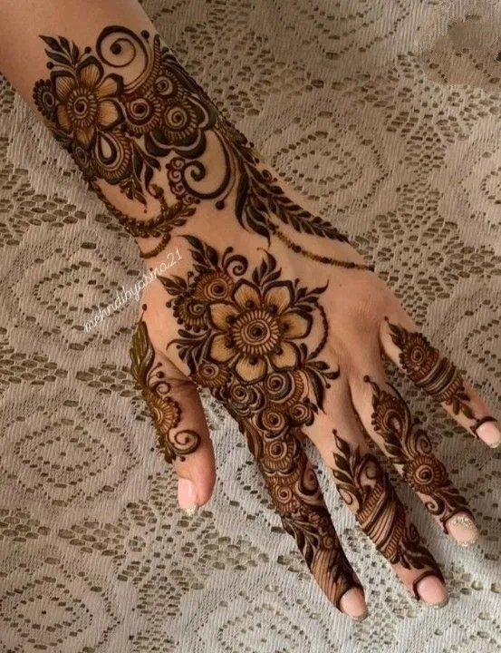 Aesthetic Arabic Arm Mehndi Design with Flowers (3)