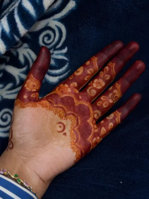 front hand mehndi design