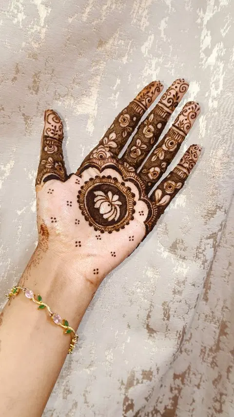 simple circle front hand mehndi design