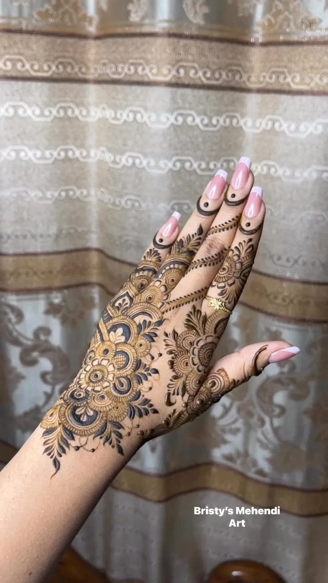Aesthetic Arabic Back Hand Mehndi Design (26)