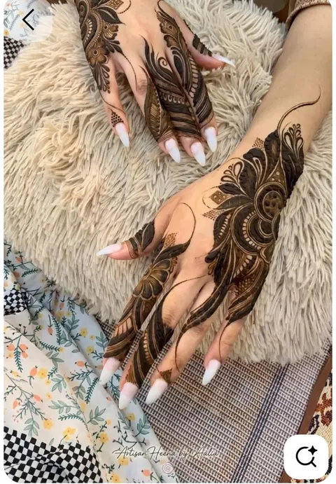 aesthetic arabic back hand mehndi design