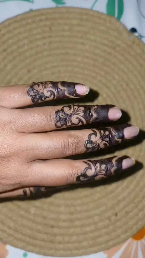 aesthetic arabic finger mehndi design