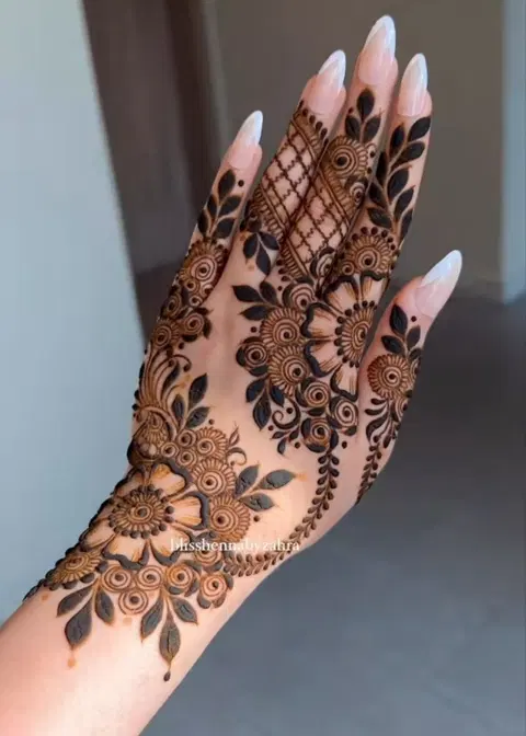 aesthetic arabic bel back hand mehndi design