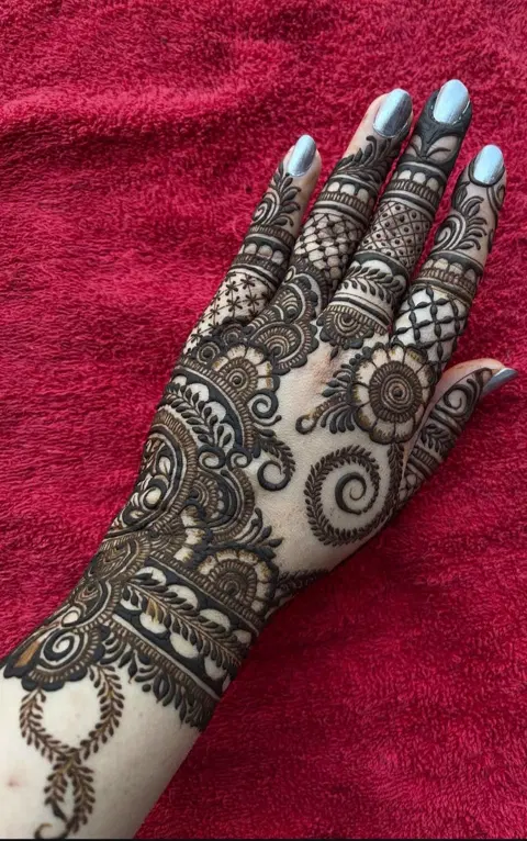 arabic stylish back hand mehndi design