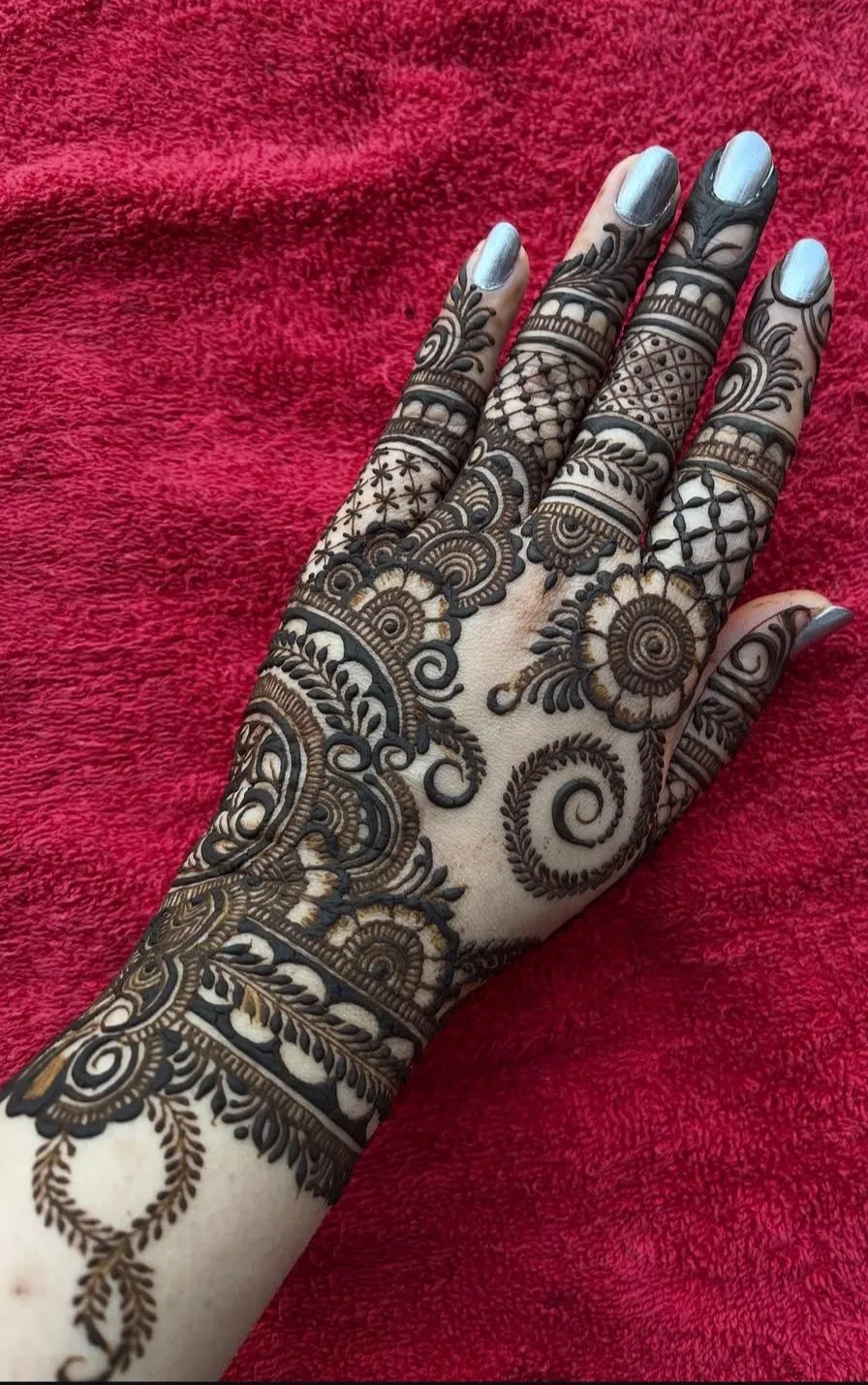 Heavy Arabic Stylish Back Hand Mehndi Design