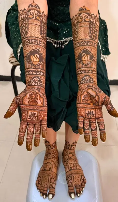 bridal indian figure front hand mehndi design