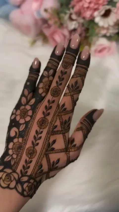 aesthetic arabic circle back hand mehndi design