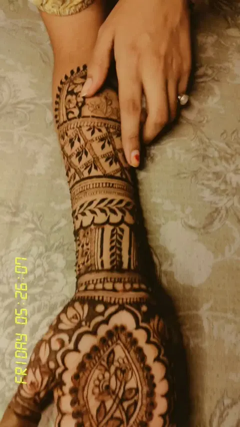 figure back hand mehndi design