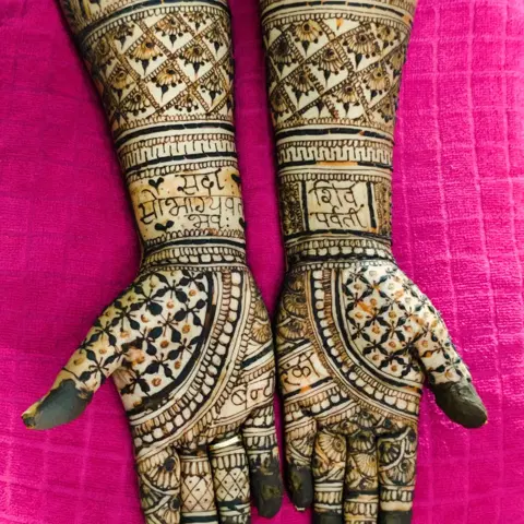 figure full hand mehndi design