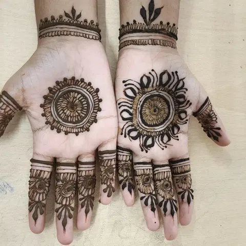 circle full hand mehndi design
