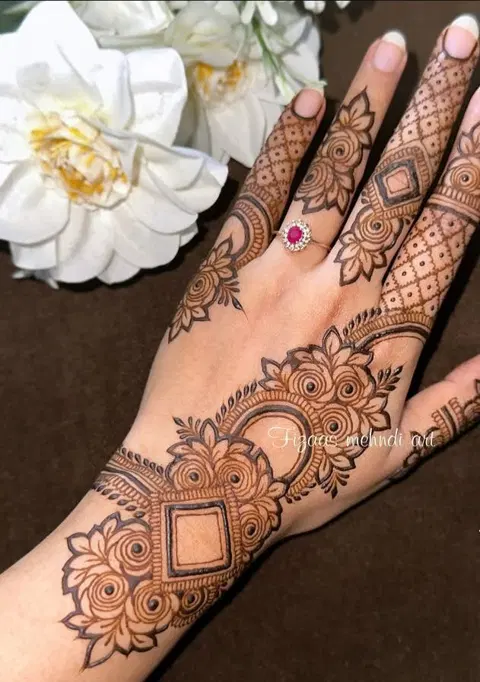 aesthetic arabic circle back hand mehndi design