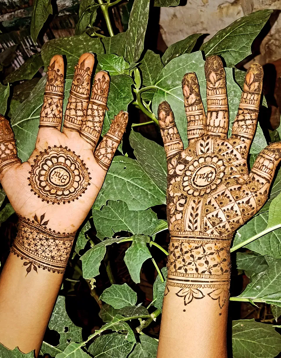 Aesthetic Mehndi Design with Gol Tikki