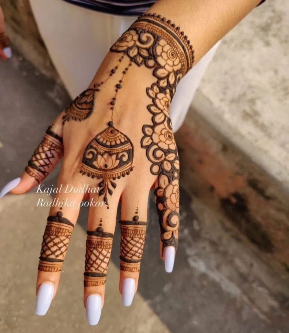Aesthetic Arabic Back Hand Mehndi Design (27)