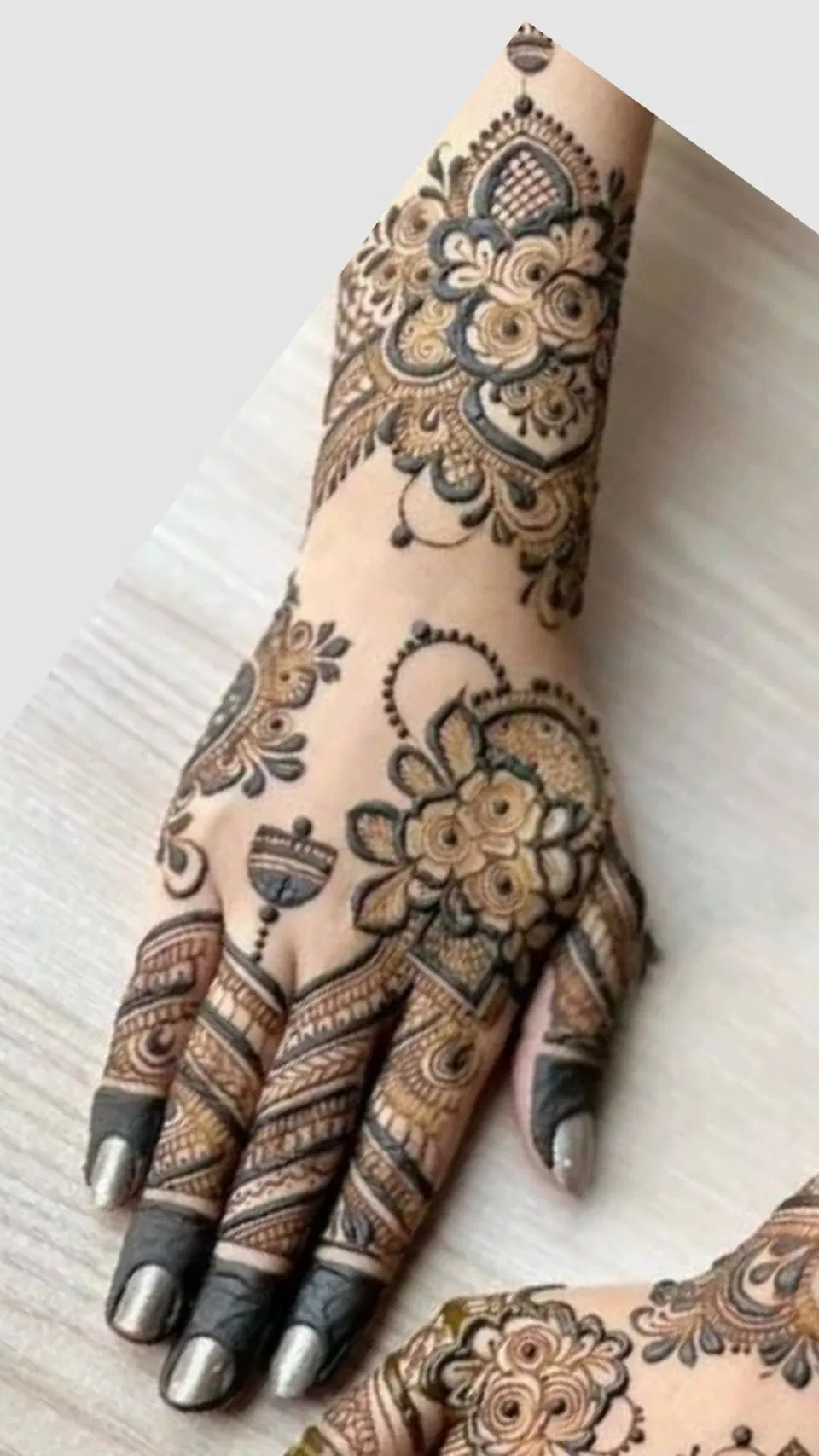 Arabic Bridal Back Hand Mehndi Design for Eid (3)