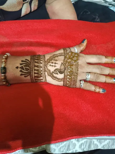 back hand mehndi design