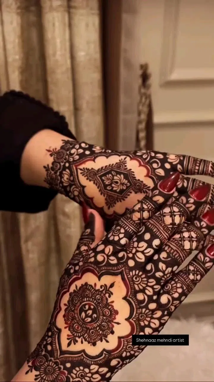 Aesthetic Arabic Back Hand Mehndi Design with Flowers for Eid (6)