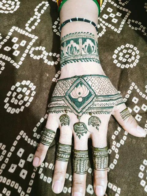 back hand mehndi design