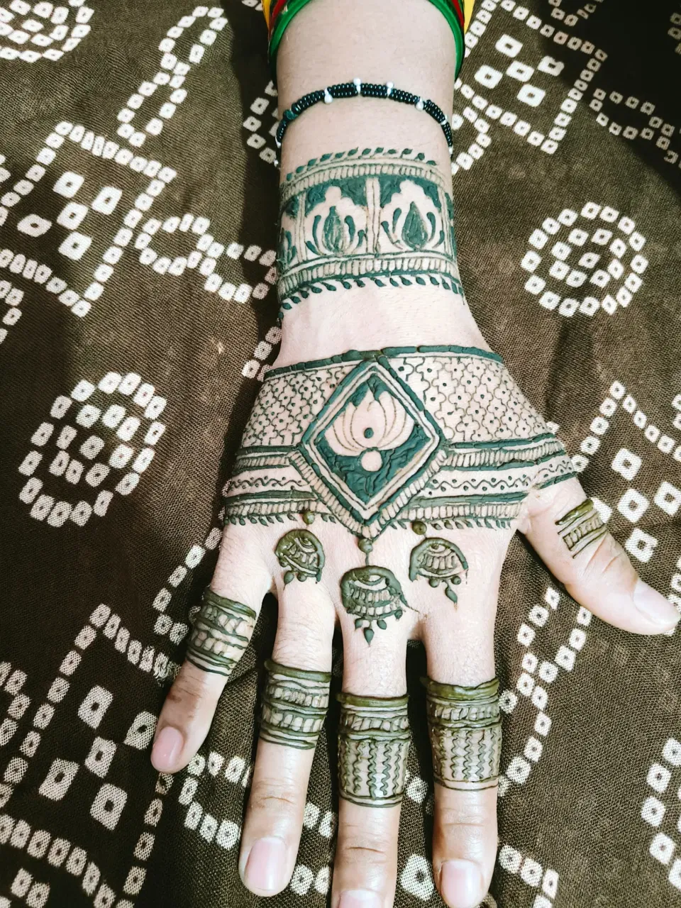 Back Hand Mehndi Design (2)