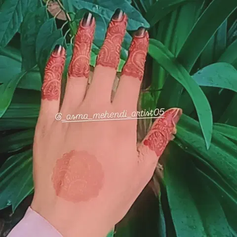 minimal simple back hand mehndi design
