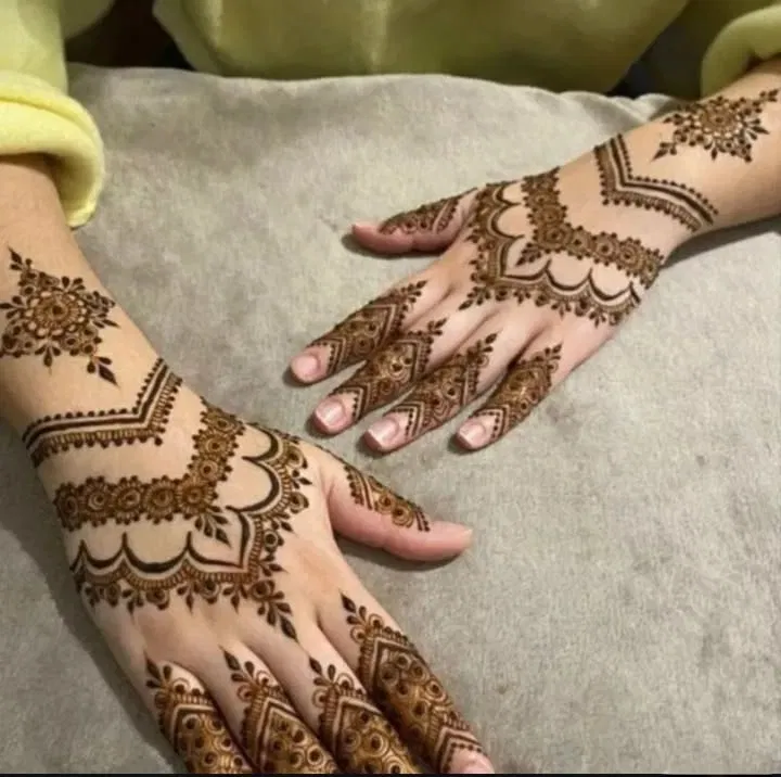 Stylish Back Hand Mehndi Design with Flowers (2)