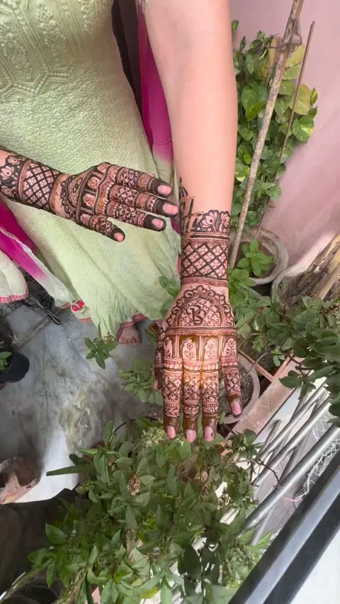 back hand mehndi design