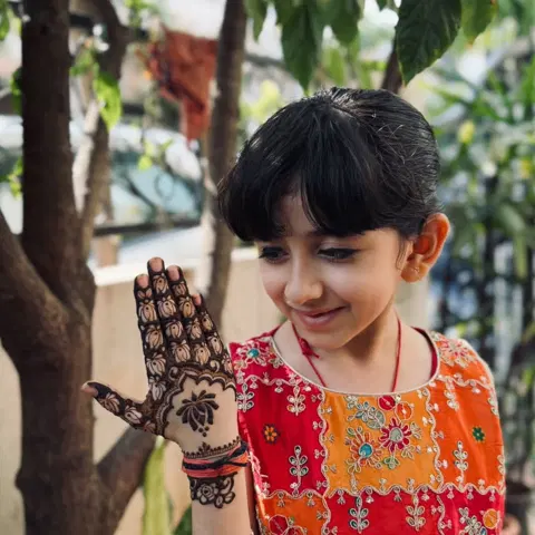 front hand mehndi design