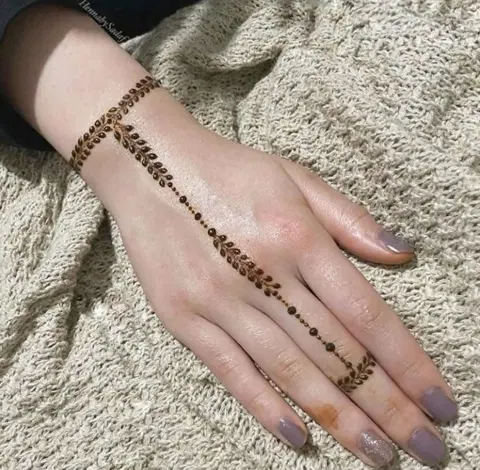 aesthetic arabic circle back hand mehndi design