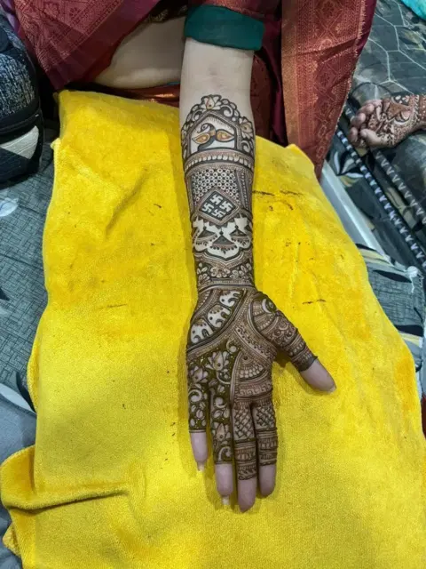 simple figure full hand mehndi design