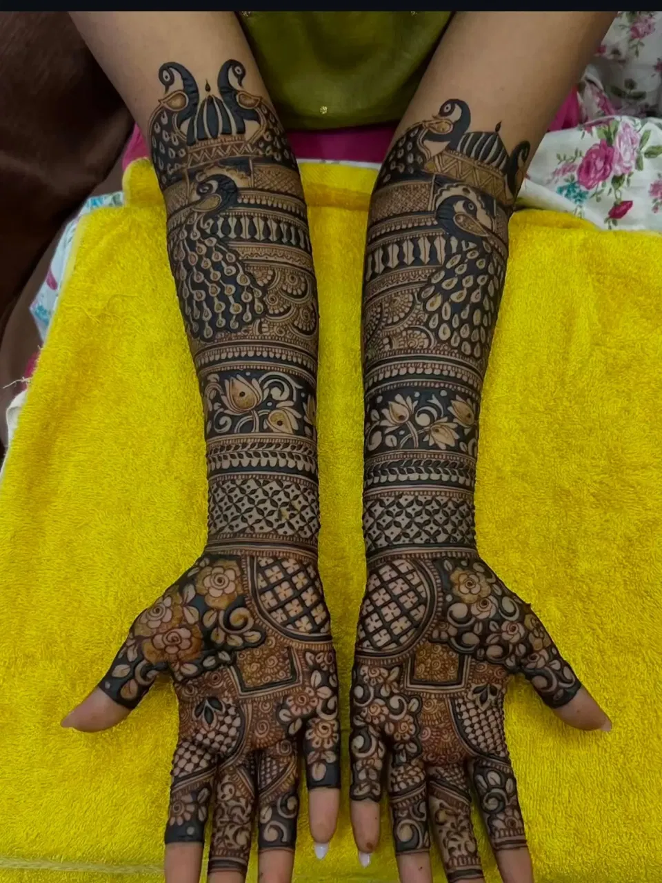 Foot Mehndi Design with Figures and Jaal