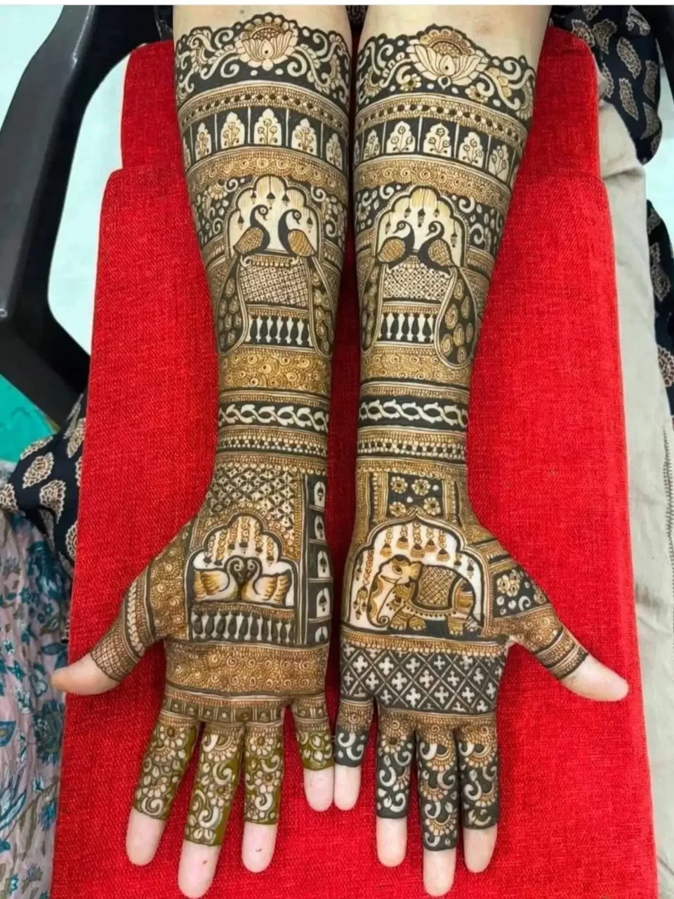 Bridal Front Hand Mehndi Design with Figures (18)
