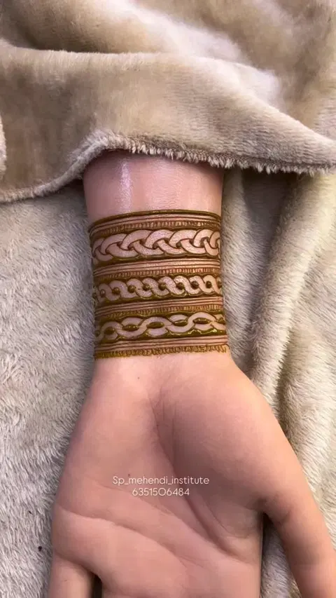 simple stylish back hand mehndi design