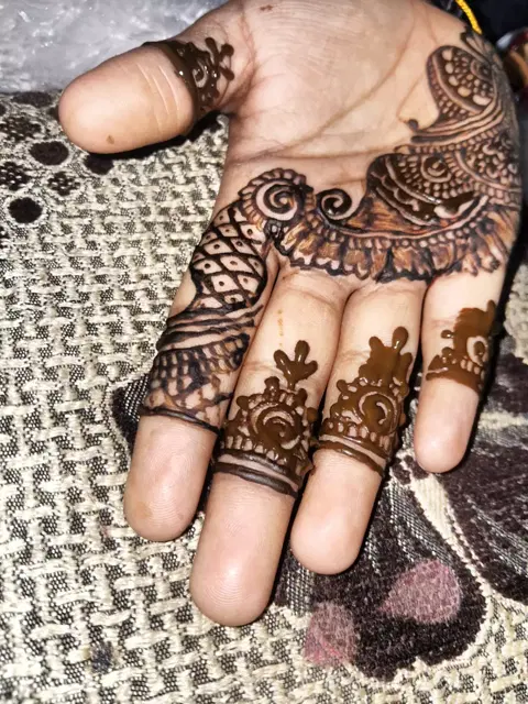 finger mehndi design